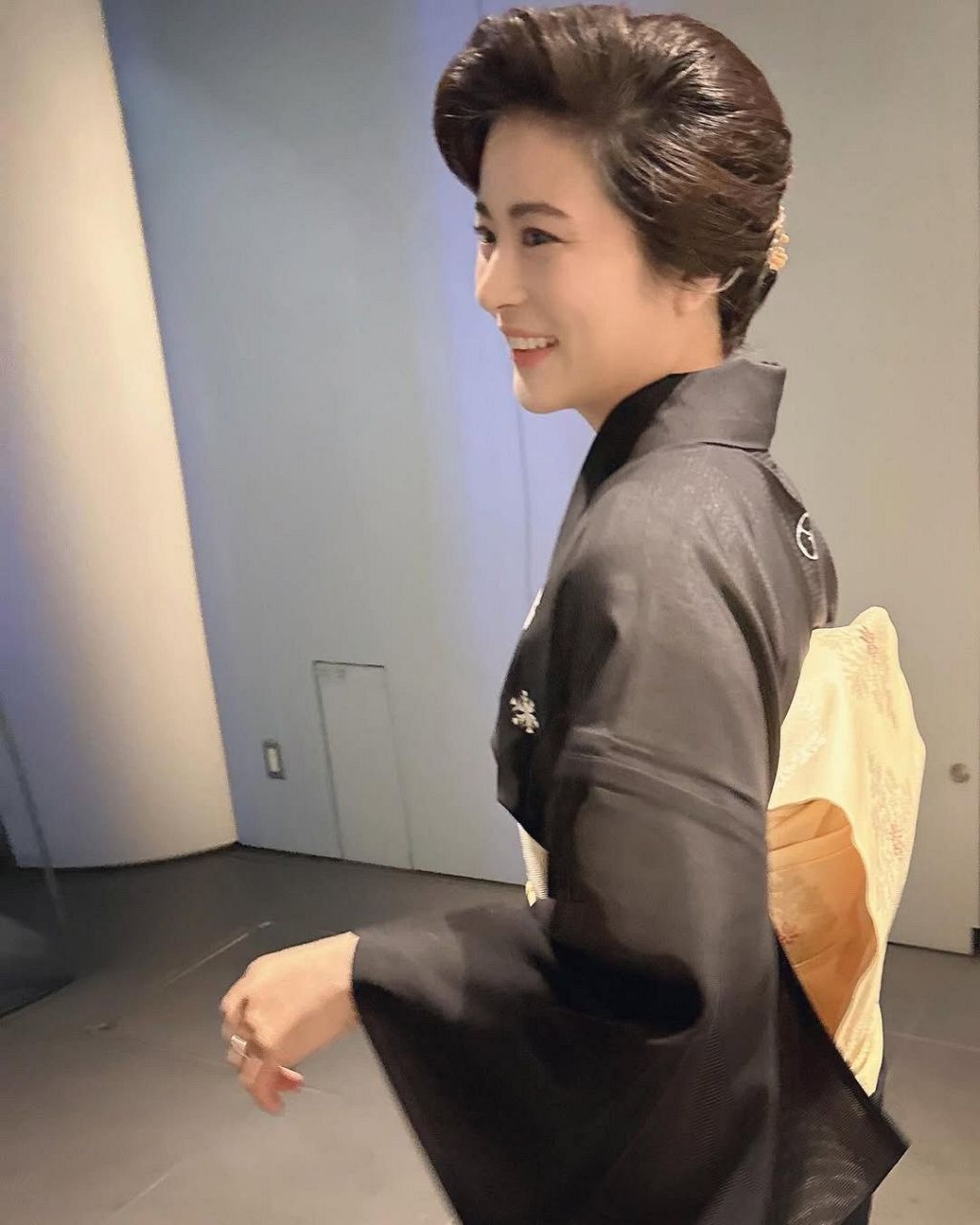 ✨16年婚！昔童星美貌依旧，与夫日常出游羡煞旁人！