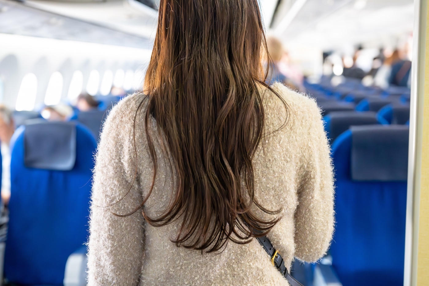😱 拥挤车厢的窒息感：她与陌生人靠得太近…