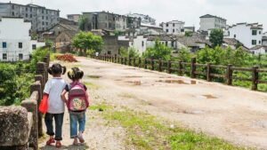 💔 绝望山村：她本该上学，却…（中国电影揭秘） 封面