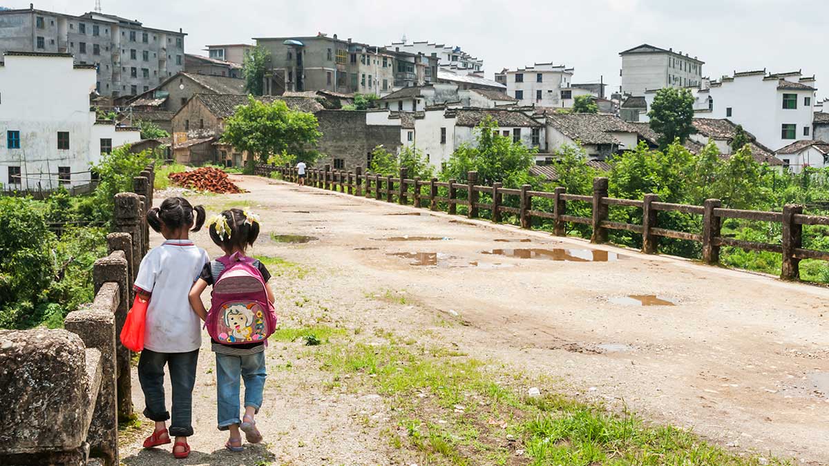 💔 绝望山村：她本该上学，却…（中国电影揭秘）