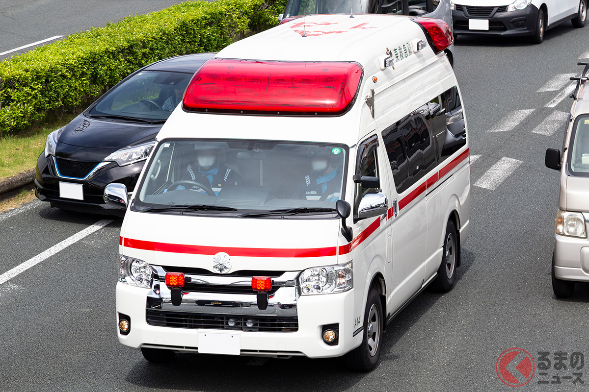 🚨救护车撞摩托！男伤了，这事儿常发生？注意避让！