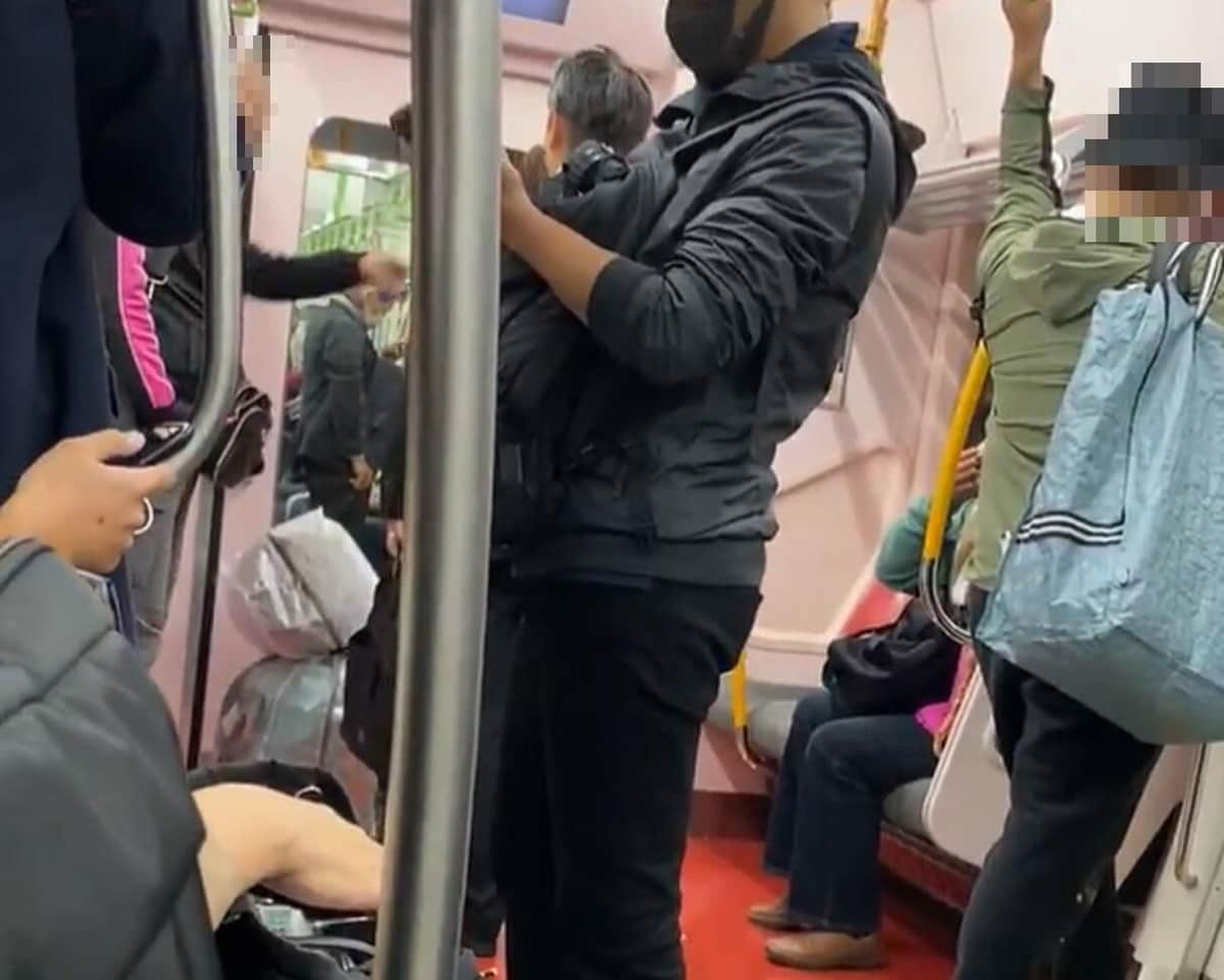 💥你瞅啥？！地铁大喊吵闹，男乘客怒按紧急停车！