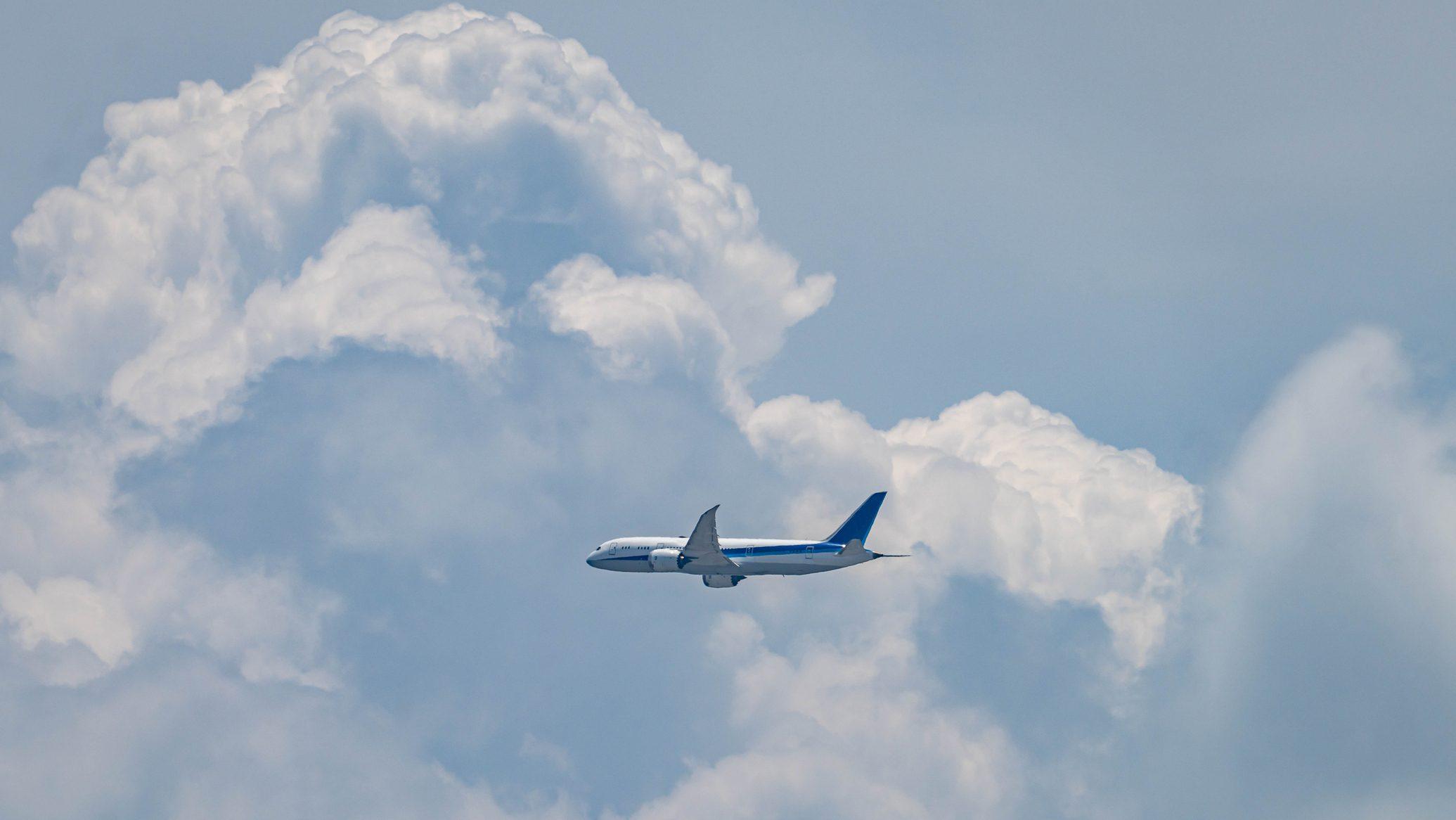 😱飞机上电脑离奇失踪！国际航班被迫返航！