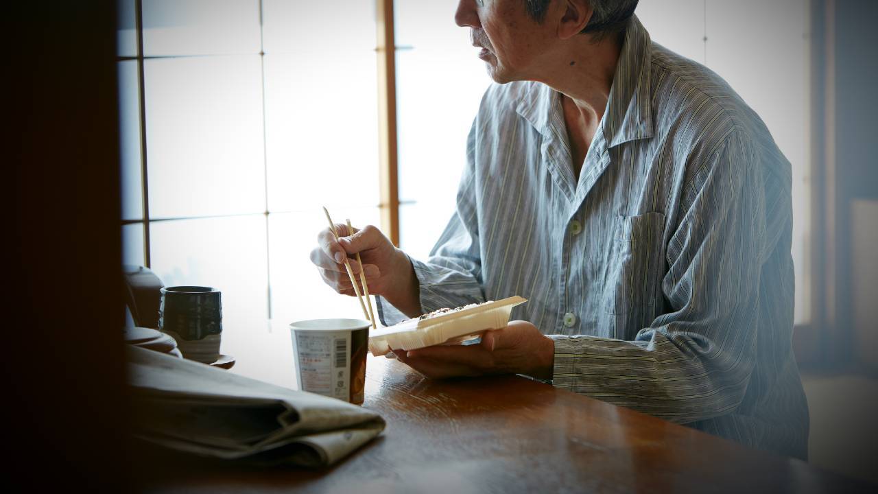 💰三千万存款，住六畳一间！74岁老汉：我的人生啊…