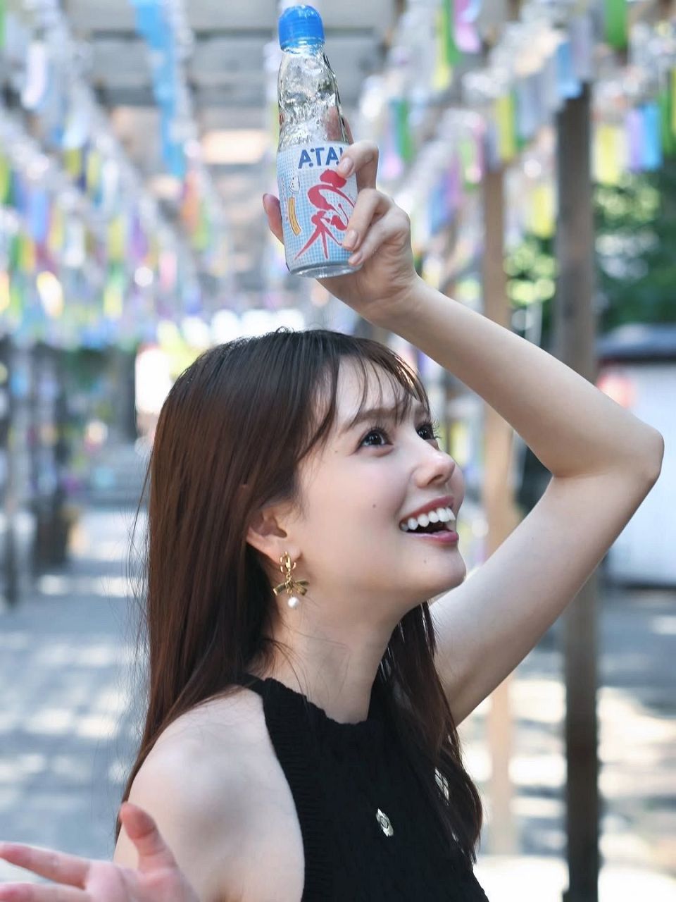 🔥短裙女王来袭！25岁超模点燃夏日，元気爆棚！