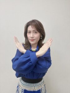 😱前NHK大佬的惊人变身！水手服照片火了！ 封面