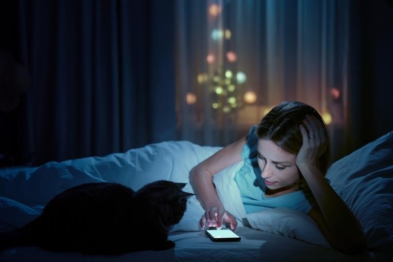 📱睡前刷手机，真没那么伤睡眠？