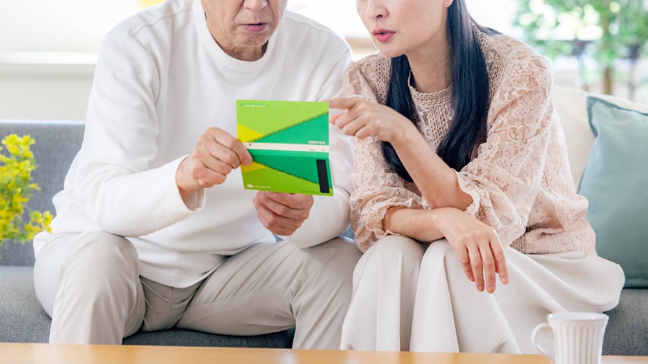 💥别买股票！60岁夫妻3年亏光4000万，辛辛苦苦攒的钱…