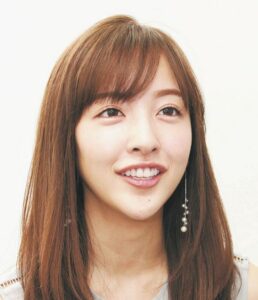 👶板野友美：女儿美貌“藏”起来！全家USJ狂欢🎂 封面