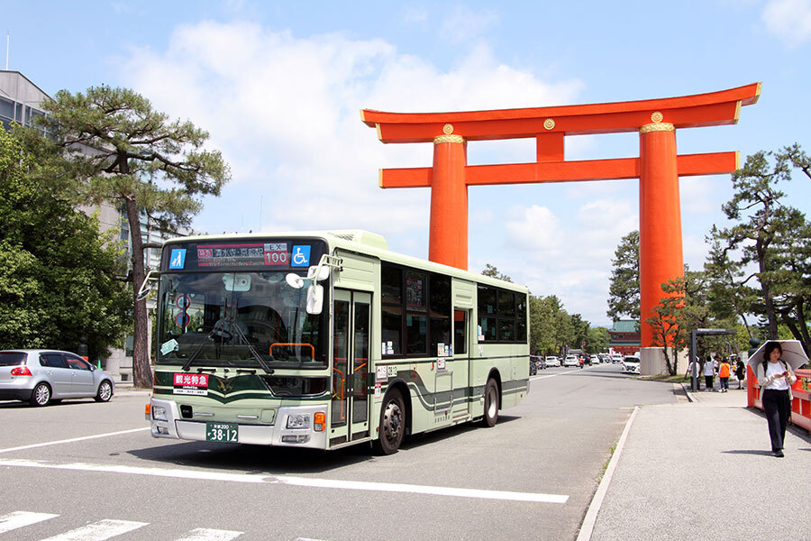 🚌京都不堪了！公交车挤爆，红叶季恐更糟！
