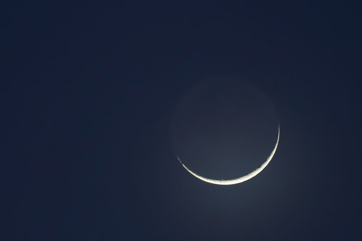 🌠 今周夜空：纤细月光与流星雨，美得让人心碎！