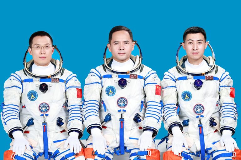 🚀 中国神速！3宇航员冲向太空“天宫”！