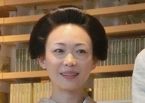 🍻65岁老夫与47岁妻：醉酒放飞，昔日美少女惊艳！