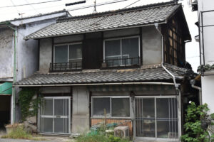 🏚️老家荒废竟被罚百万？继承房产的坑！ 封面