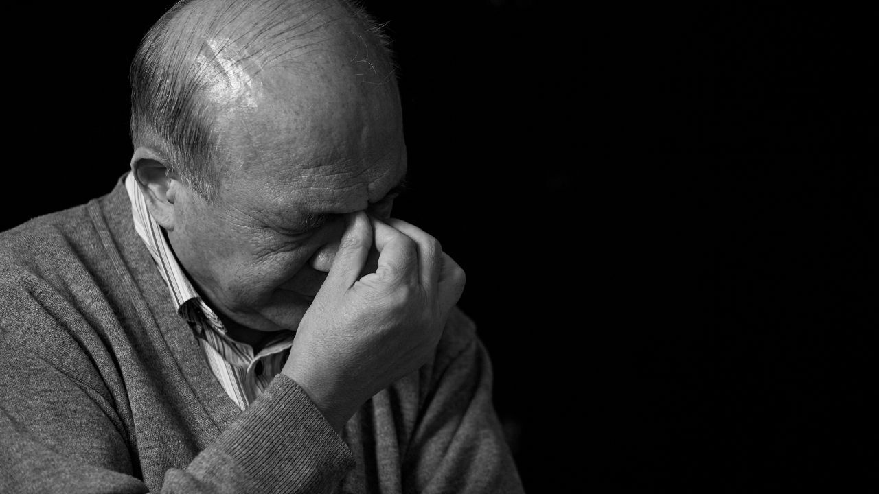 😭 3000万存款，月入2万，69岁老人哭倒！