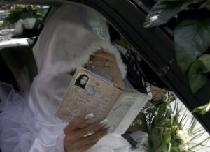 💔12岁新娘，100亿赎身价，否则就死！😱 封面