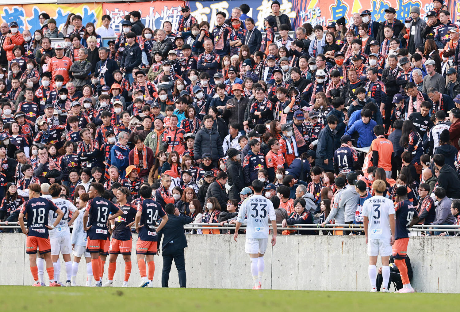 💥球场惊魂！飞球砸伤球迷，大宫球迷怒吼！