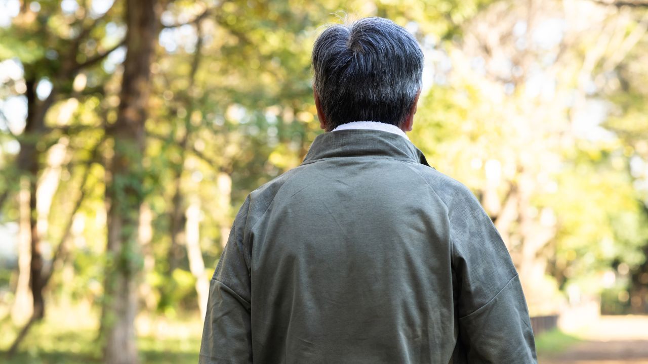 👴 暖心一语：月10万养老金，老人的孤独与コンビニ的温情！