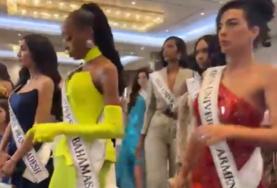 💥选美崩了！众佳丽集体退场，直播翻车！