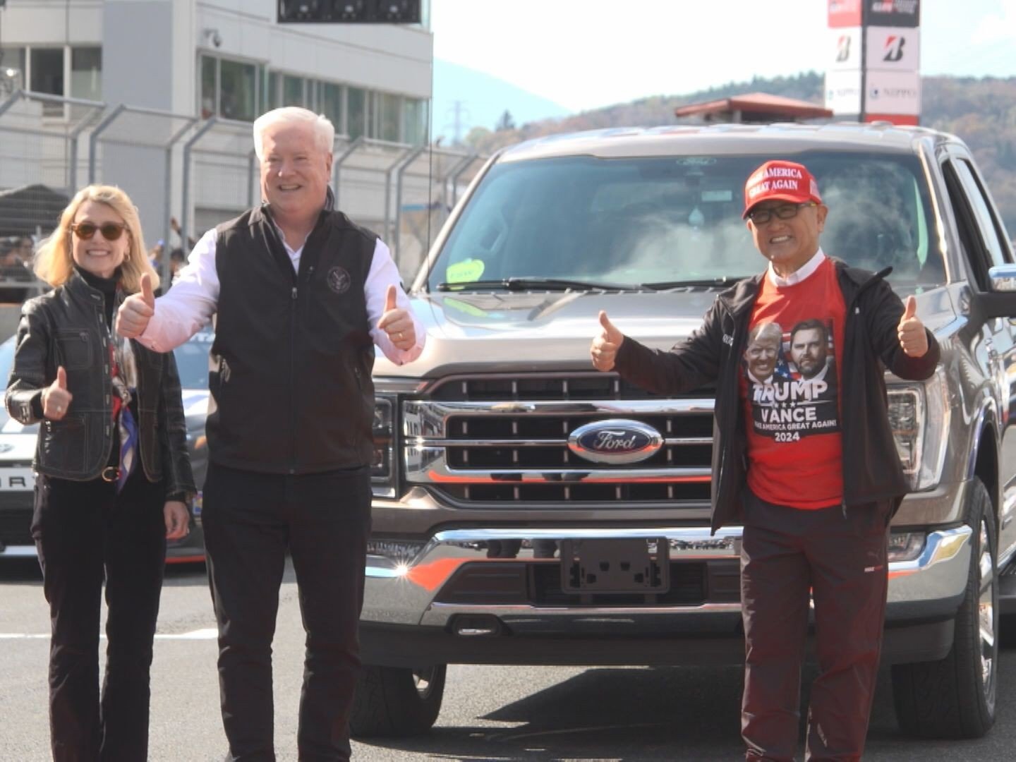 🏎️ 丰田会长玩“美国梦”？MAGA帽子亮了！