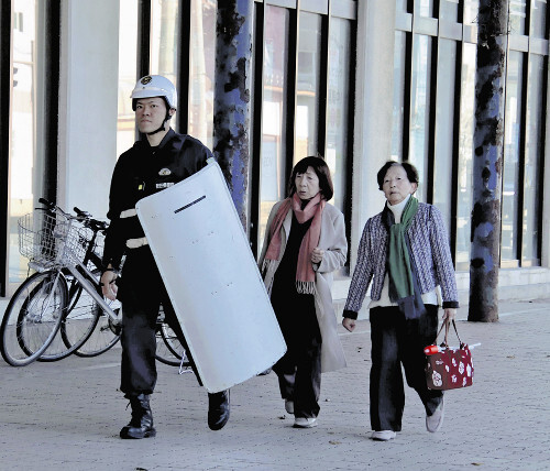 🐻店里惊现熊！员工紧急筑起“堡垒”，吓坏了！