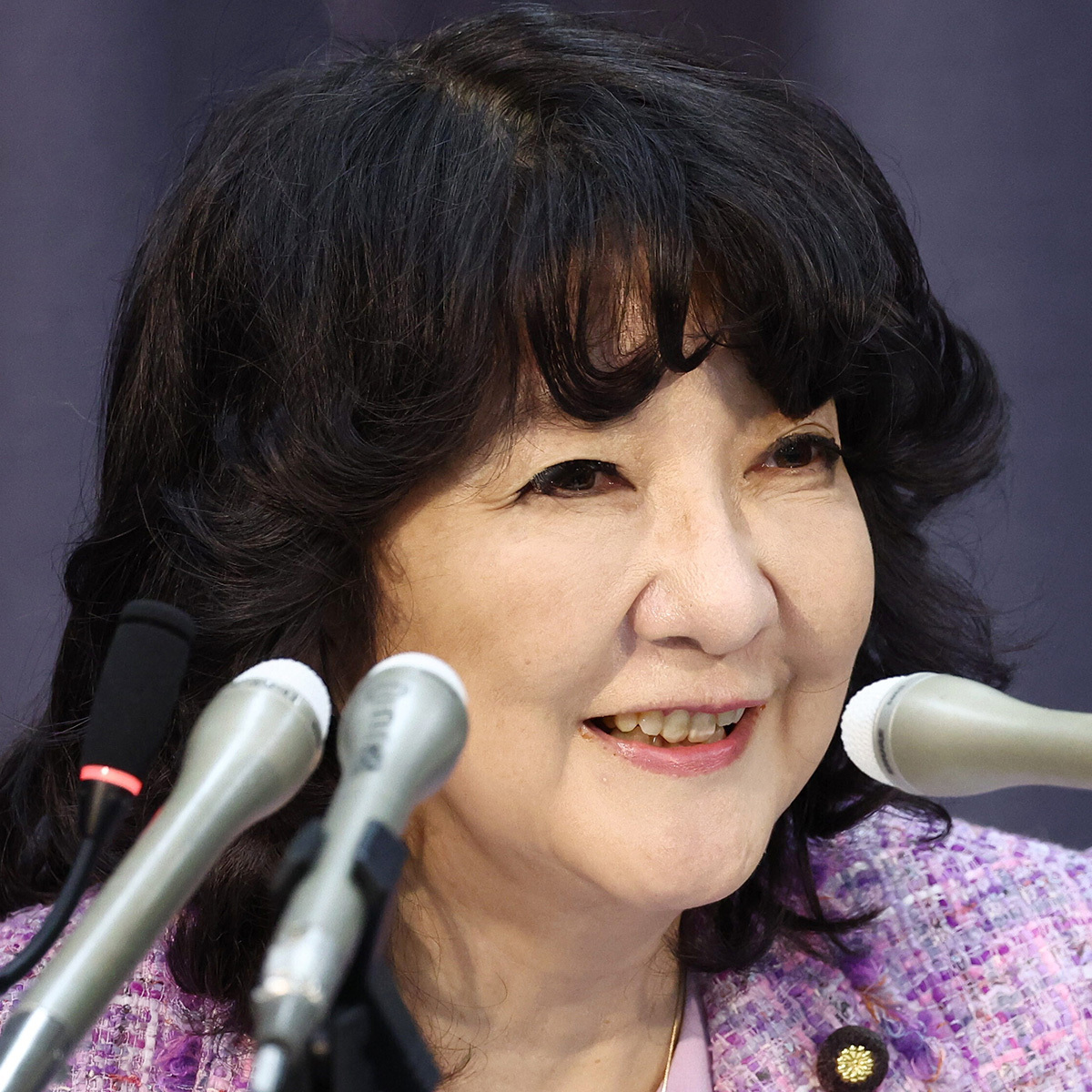 😱 片山大臣：眼睫毛掉落模仿秀，赞与毁并存！