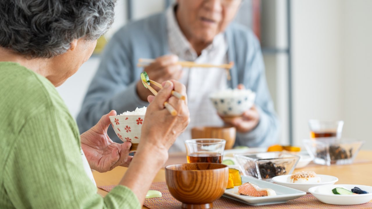💔儿子一句“别管我了”…70岁夫妻的孤单餐桌，和破旧的出租房新生活。