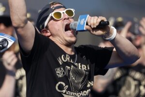 🏆狂喜！美记者怒批：别再瞎说了，太丢人了！ 封面