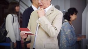 😱70岁老翁ATM前崩溃！5年苦等，年金却… 封面