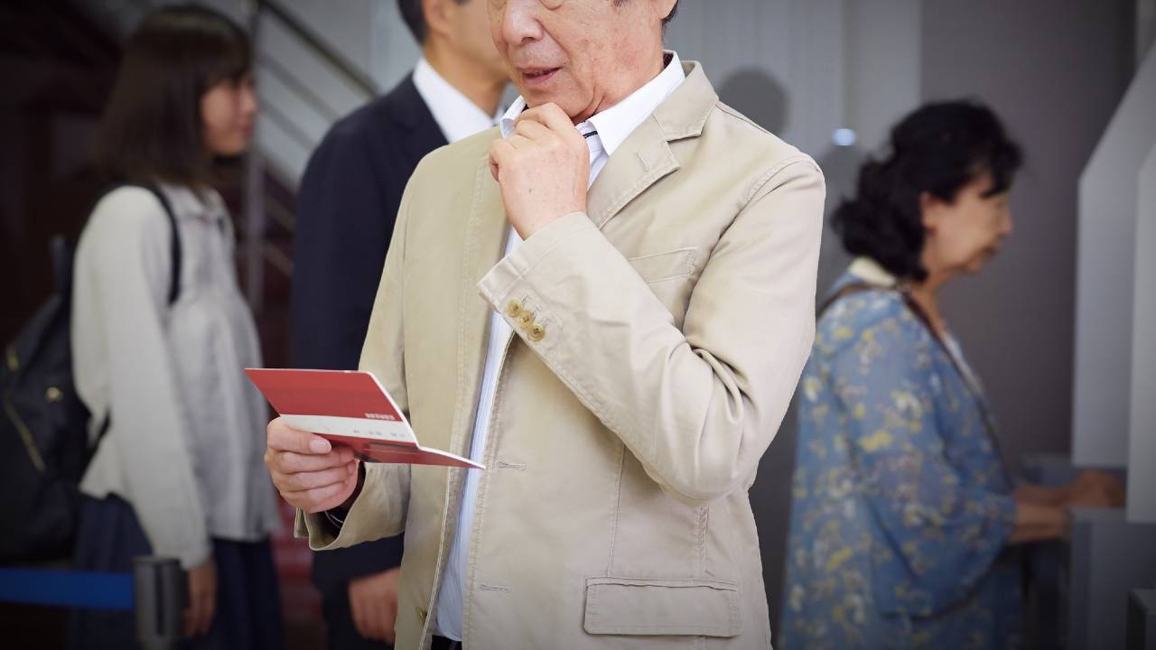 😱70岁老翁ATM前崩溃！5年苦等，年金却…