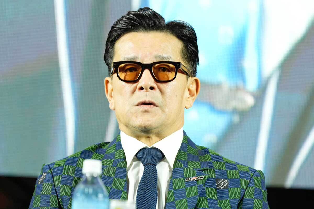 💥格斗场闹翻天！神秘人冲麦克风，现场炸裂！