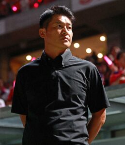 💥神户主帅闪电下课！含泪揭露：无人问津！ 封面