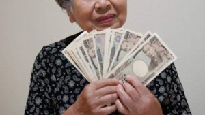 💰年薪百万退休金千万，却被老婆“花”崩溃了！ 封面