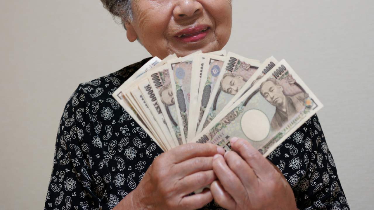 💰年薪百万退休金千万，却被老婆“花”崩溃了！