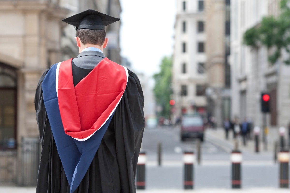 🎓大学文凭真没用了？负债毕业，竟沦为“摆货”！😱