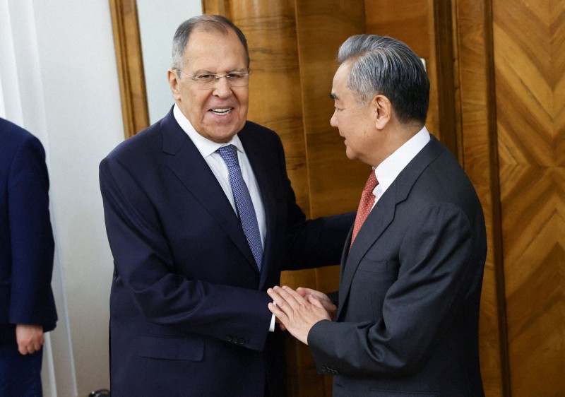 💥日本右翼要搞事！王毅会俄，稳住大局！