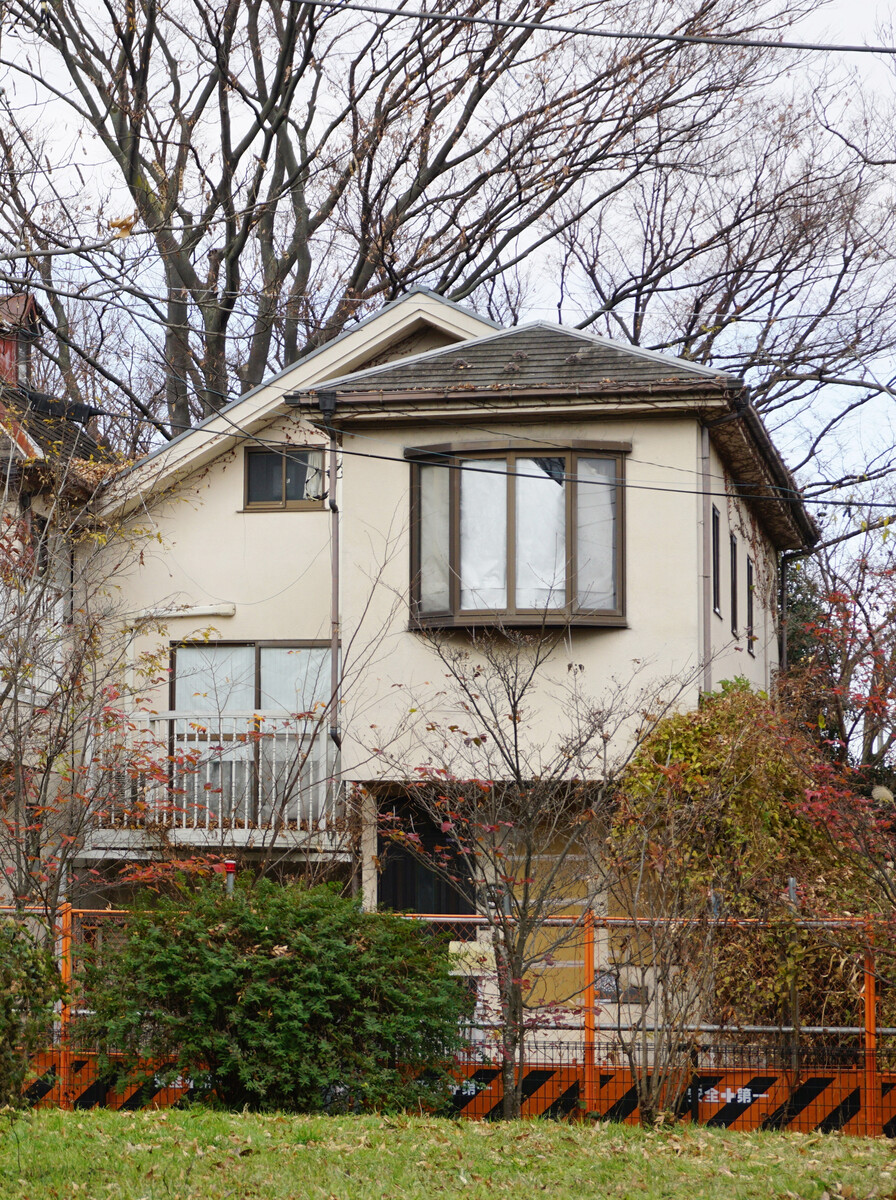 🚨东京命案现场再现惊魂！窗户被砸，足迹暴露！