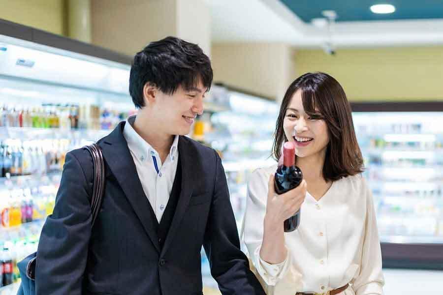 💥“我们是顾客，凭什么要帮你？”情侣逛街引发价值观大讨论！