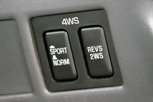 🚗 曾经风靡的“四轮转向”到底啥？揭秘它背后的故事！ 封面