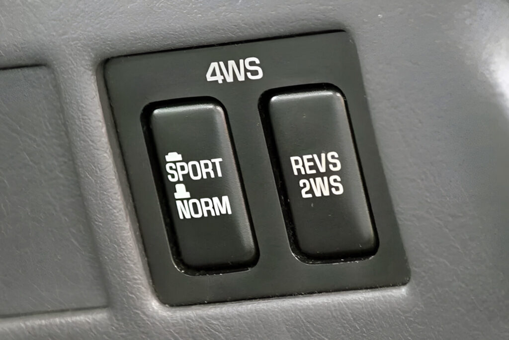 🚗 曾经风靡的“四轮转向”到底啥？揭秘它背后的故事！