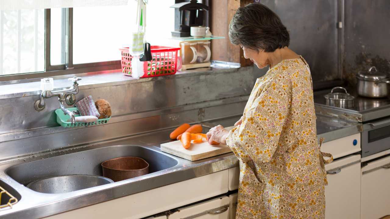 💔妈：多给点钱！54岁儿子的崩溃返乡…