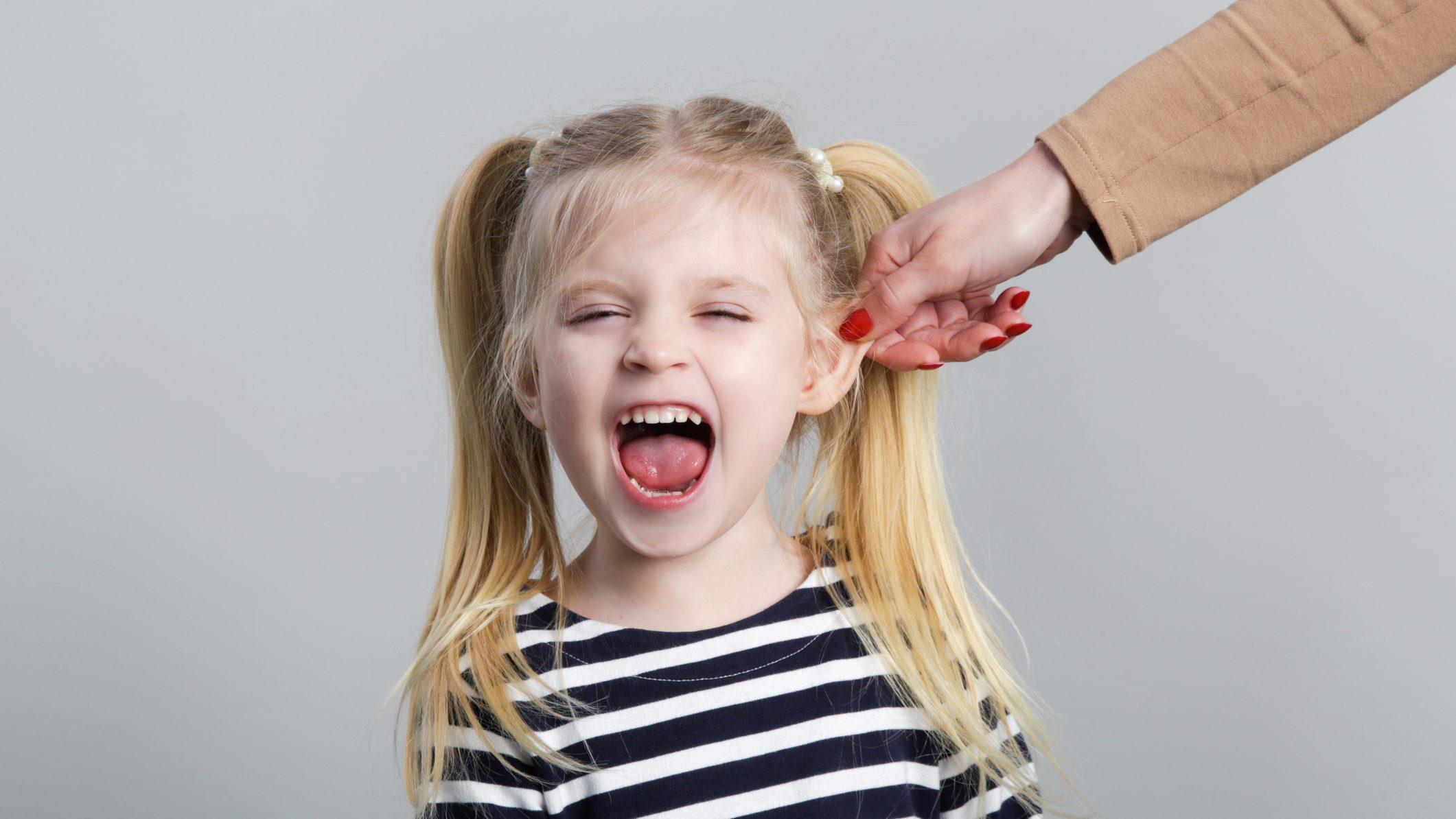 💥印度女教师疯狂抽打学生！为何无人制止？