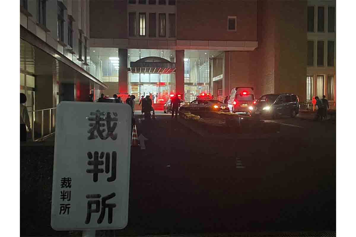 💥法庭失控！越南男判决后砸玻璃，现场惊呆！