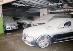 🚨停车场泡水，老板破产！😱 封面