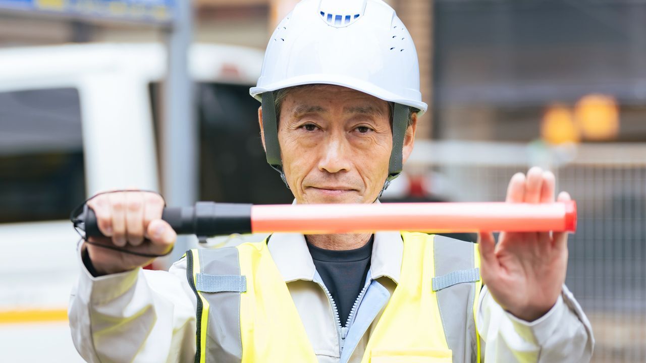 💥年薪800万的“老总”，沦落到被儿子辈吼的保安！