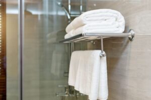 🛁 酒店毛巾放哪？员工神回复：挂着/放回原处！ 封面