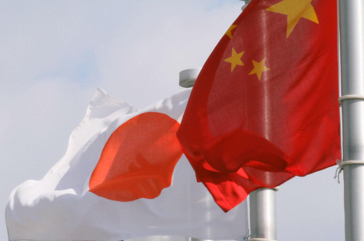 💥中国逼近！经济不慌，真怕的是…！