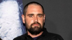 💥导演骤逝，子却被捕！父子隔夜恩怨？ 封面