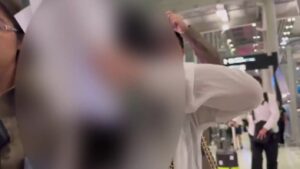 ⚠️ 12岁女儿被弃按摩店，母：我没想卖她！ 封面