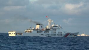 🚨中国船逼近！菲船警告驱离，高压水炮开火！ 封面